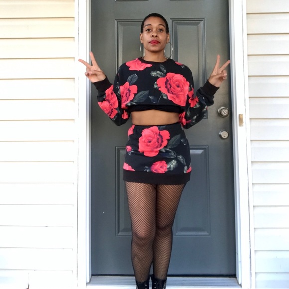 Red Roses 🌹 2 Piece Sweater Set - Picture 3 of 4